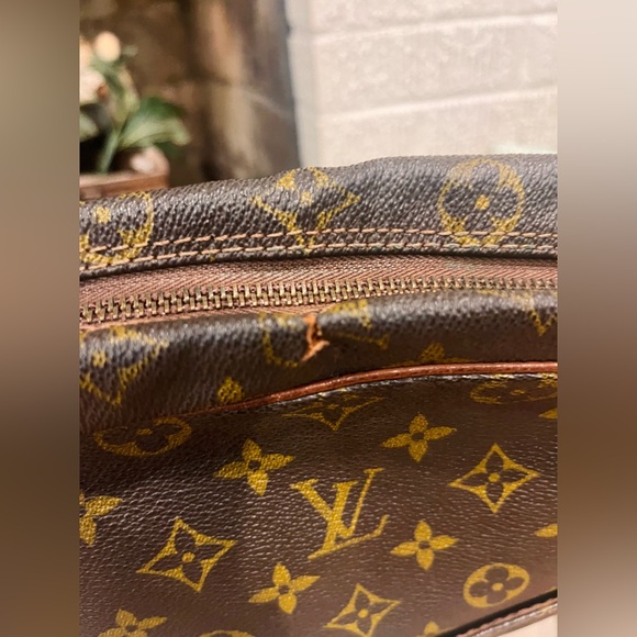 Authentic Louis Vuitton Monogram VTG messenger bag - Picture 9 of 14